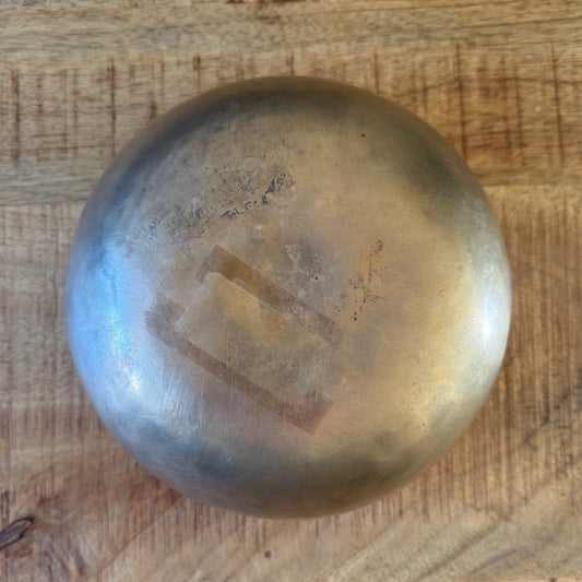 Antieke cobrebati klankschaal onderzijde