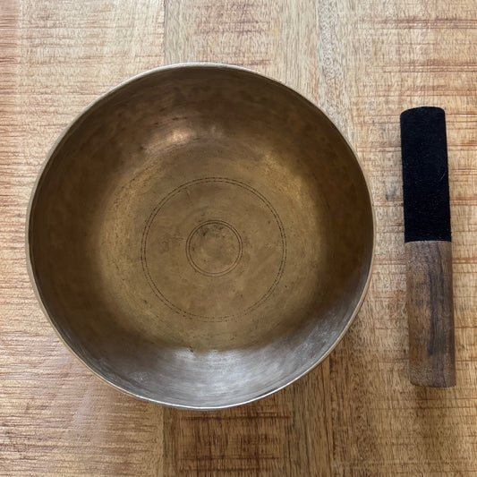 Antieke cobrebati klankschaal binnenzijde