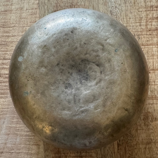 Antieke cobrebati klankschaal onderkant