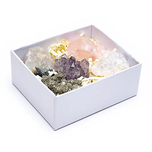 Edelstenen giftbox in stro