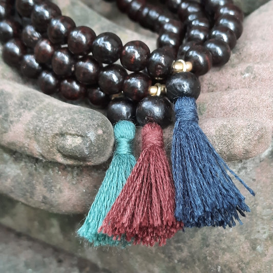 Mala armband rozenhout closeup