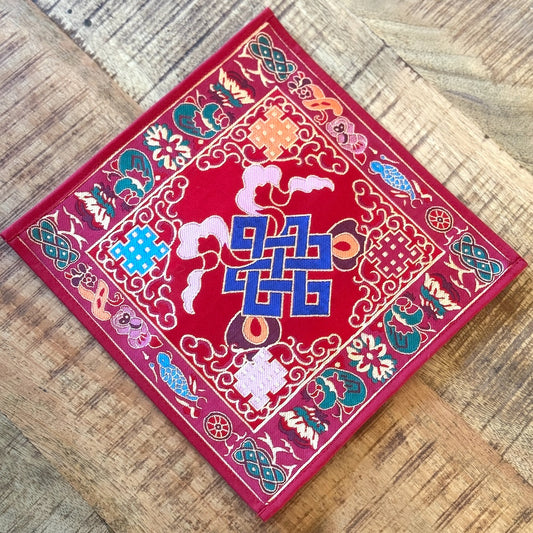 Rood kleed voor klankschaal of altaar