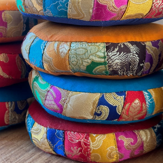 klankschaalkussen brokaat met katoen zijkant