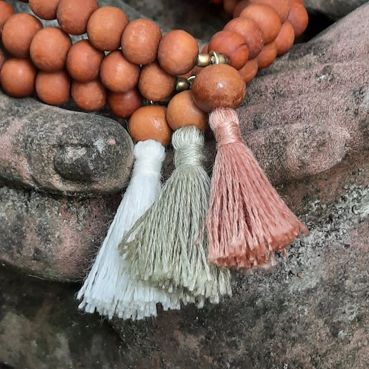 Mala armband sandelhout closeup