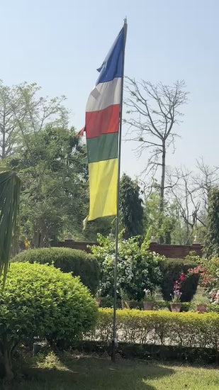 Wapperende verticale gebedsvlaggen in Lumbini Nepal