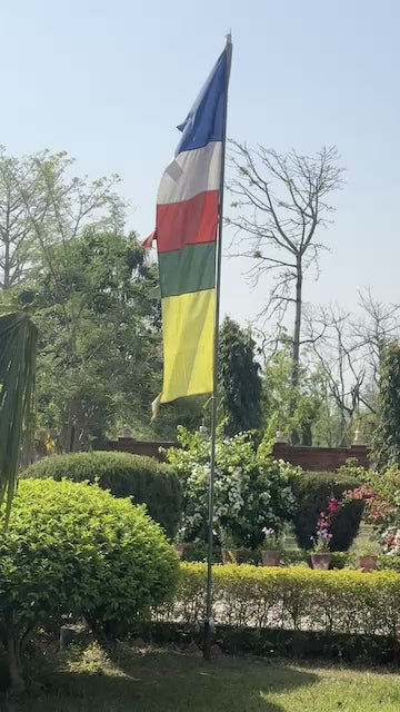 Wapperende verticale gebedsvlaggen in Lumbini Nepal